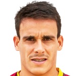 E González